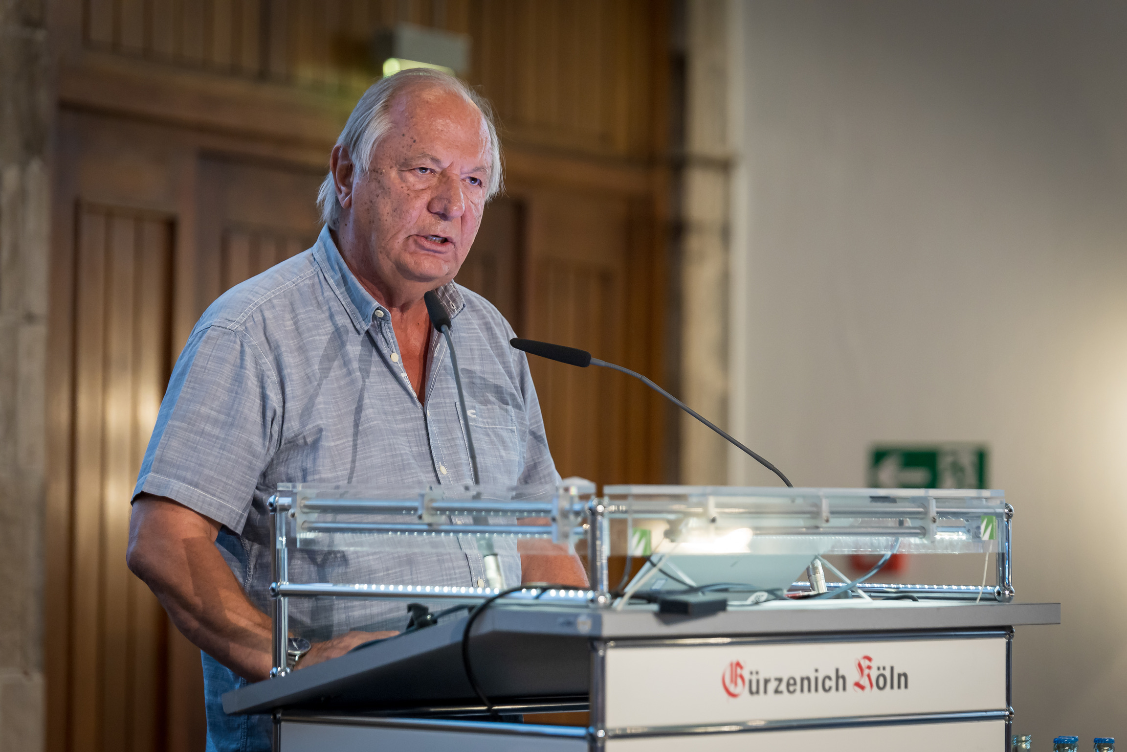 Wilfried Schmickler schenkte Kölsch Hätz einen Auszug aus seinem Programm und begeisterte das Publikum.